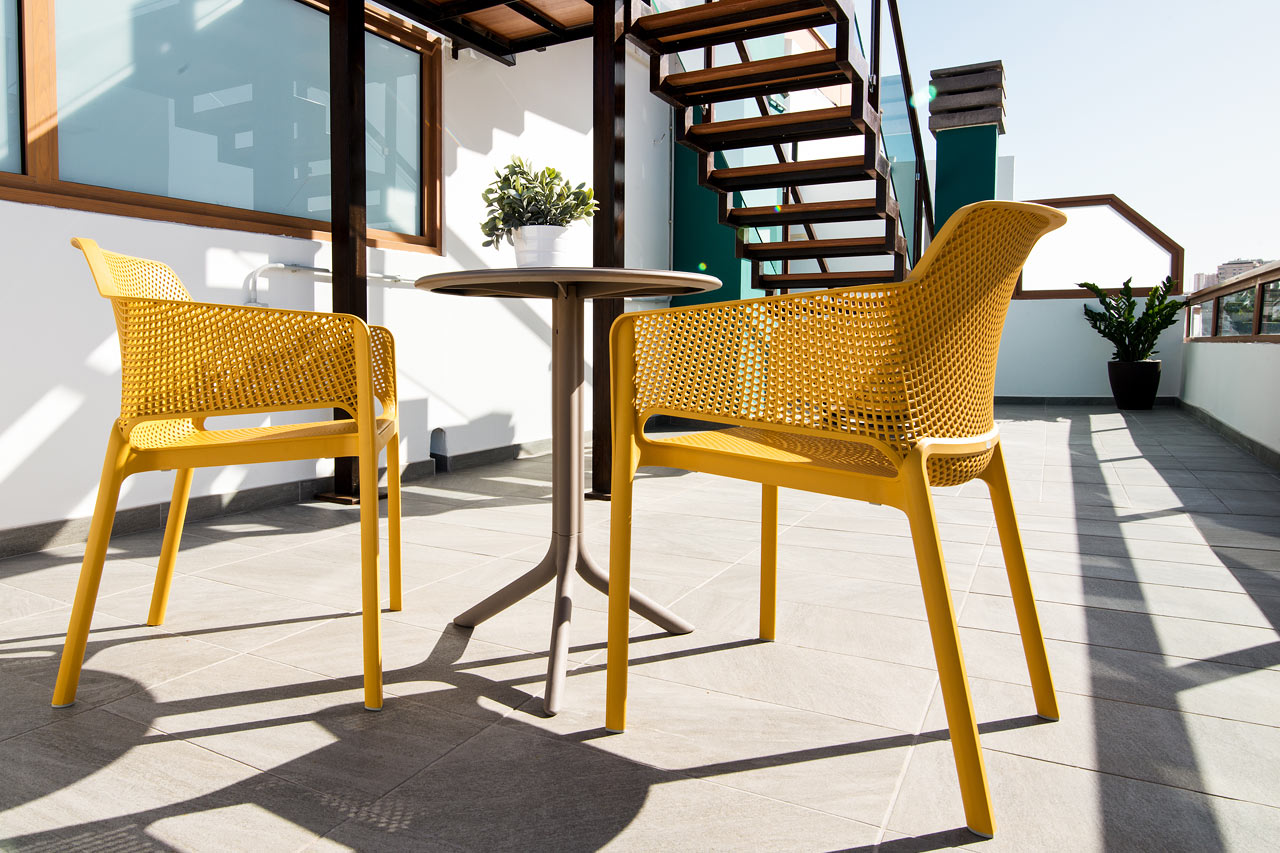Hotellets takterrasse med solstoler