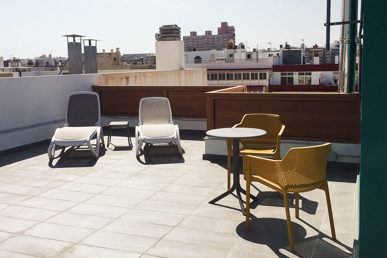 Hotellets takterrasse med solsenger