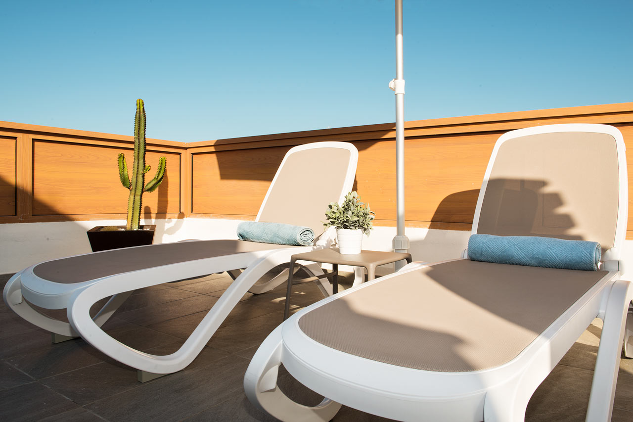 Hotellets takterrasse med solsenger