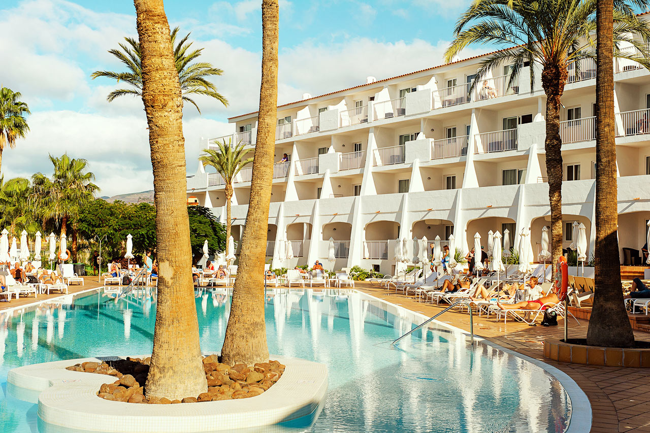 Nyt roen ved bassengene på Sunprime Atlantic View