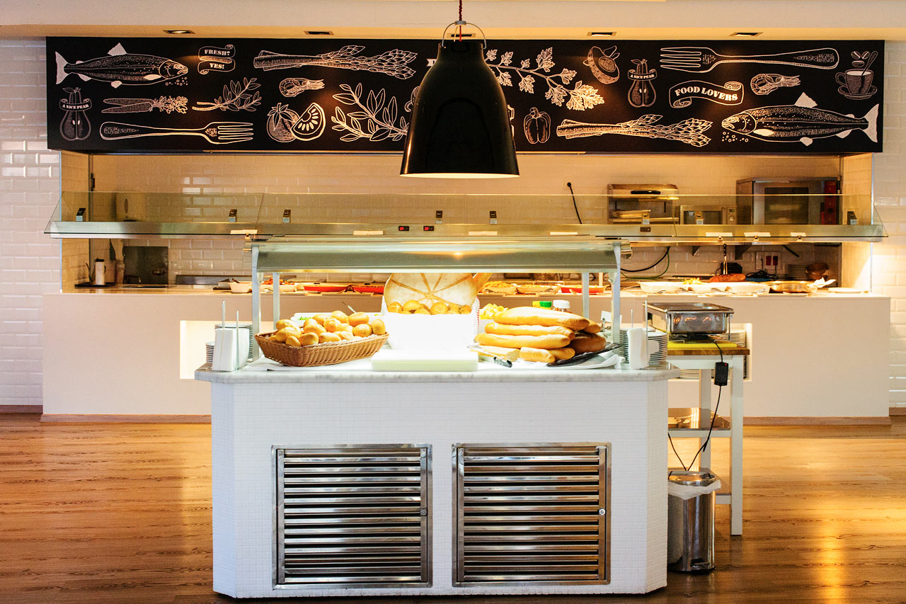Bestill hotellets populære frokostbuffe eller rimelige måltidspakke