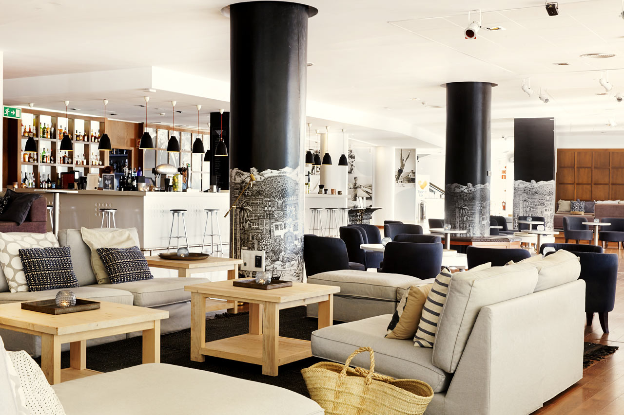 I loungebaren kan du nyte en forfriskende drink