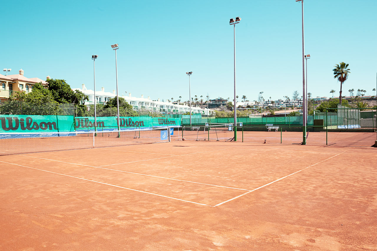 Det ligger et fint tennis-/padelanlegg rett ved siden av hotellet