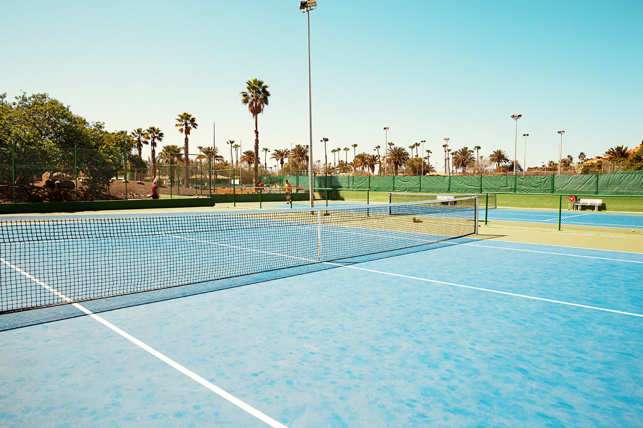 Det ligger et fint tennis-/padelanlegg rett ved siden av hotellet