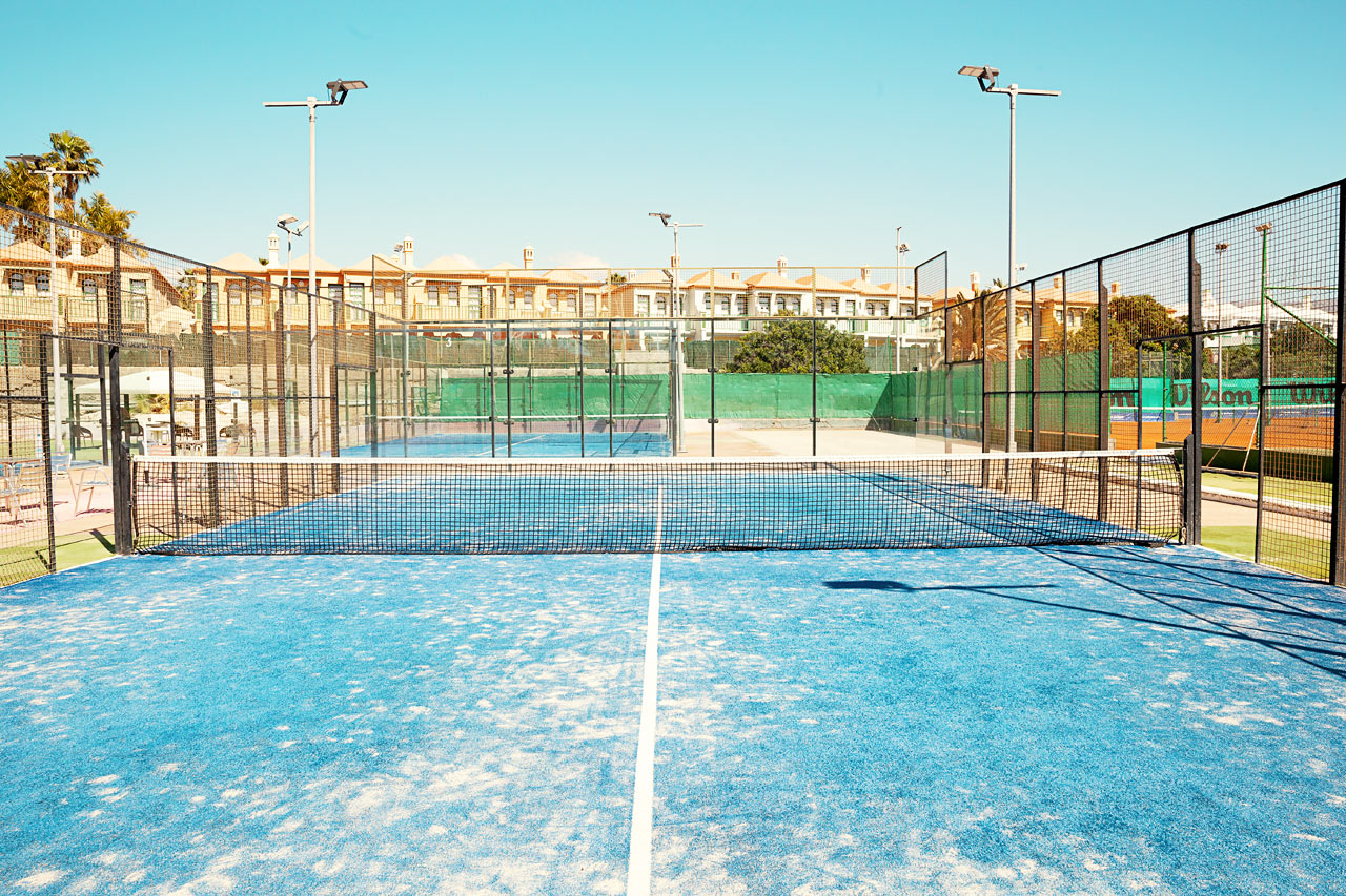 Det ligger et fint tennis-/padelanlegg rett ved siden av hotellet