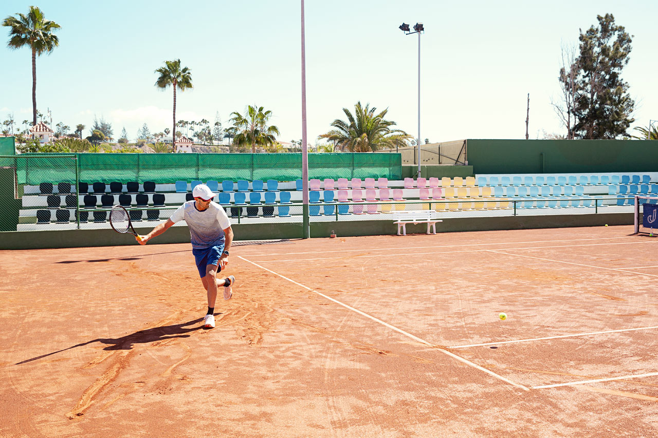 Det ligger et fint tennis-/padelanlegg rett ved siden av hotellet