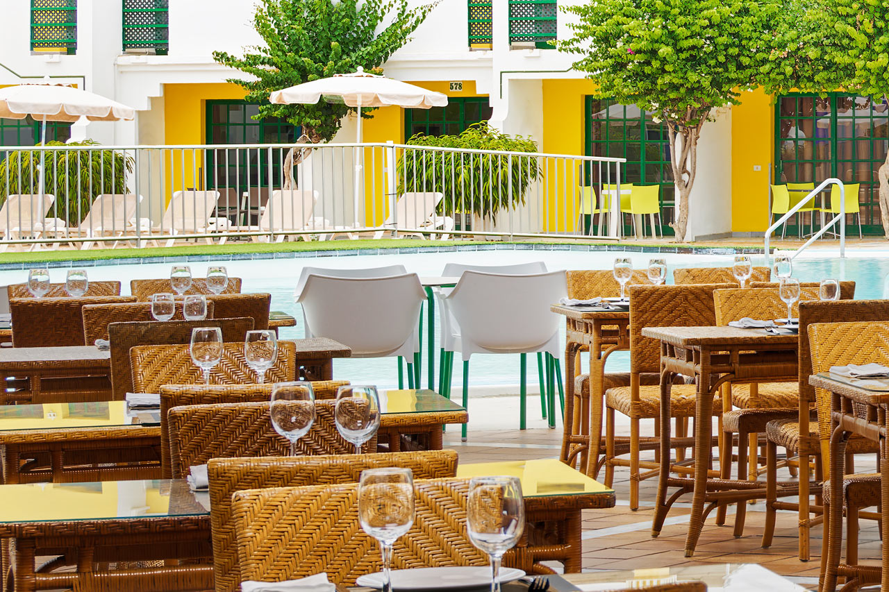 A la carte-restaurant ved bassenget