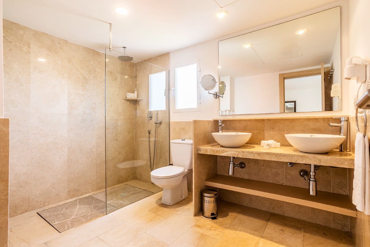 Badet i 1-romsleilighet med balkong og 2-romsleilighet med balkong