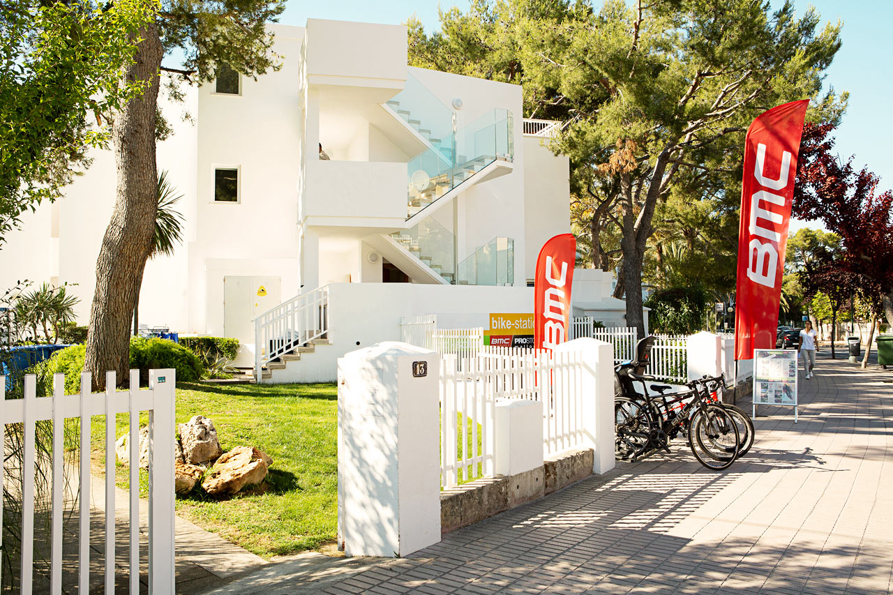 Bike station med utleie av treningssykler