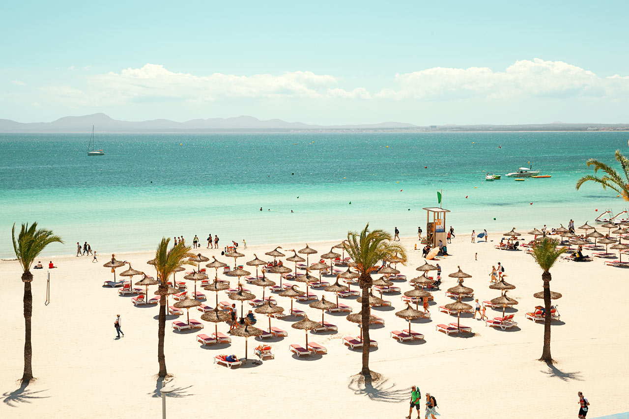 Stranden nedenfor hotellet er bred, milelang og dekket med kritthvit sand