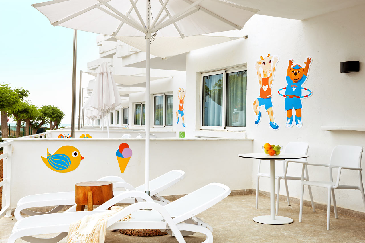 2-romsleilighet Lollo & Bernie Suite, terrasse mot omgivelsene og gaten, Jasmin