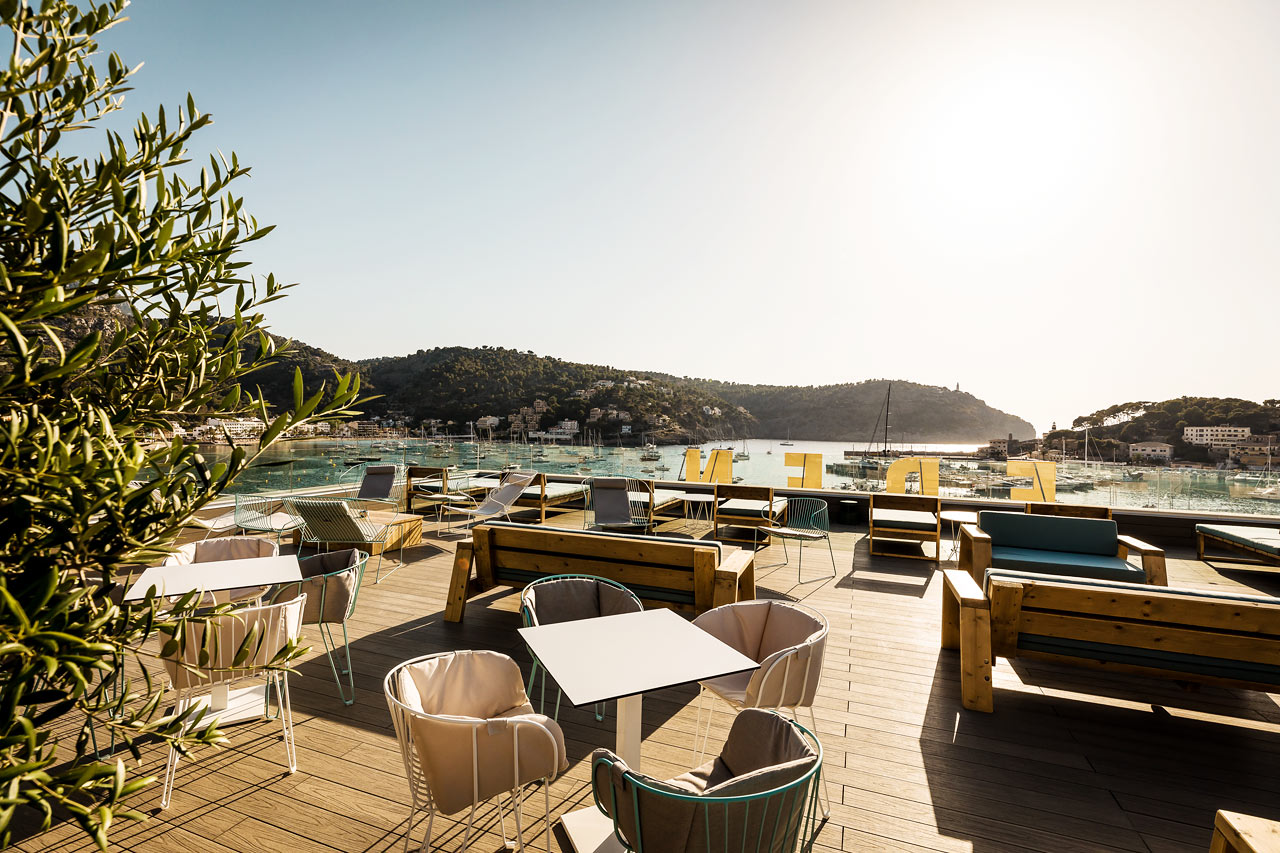 Bestill noe godt å drikke i baren på takterrassen og se solen gå ned