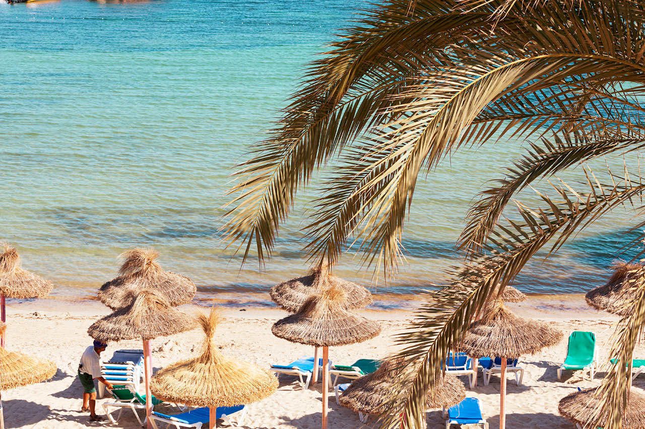Stranden ligger rett nedenfor hotellet