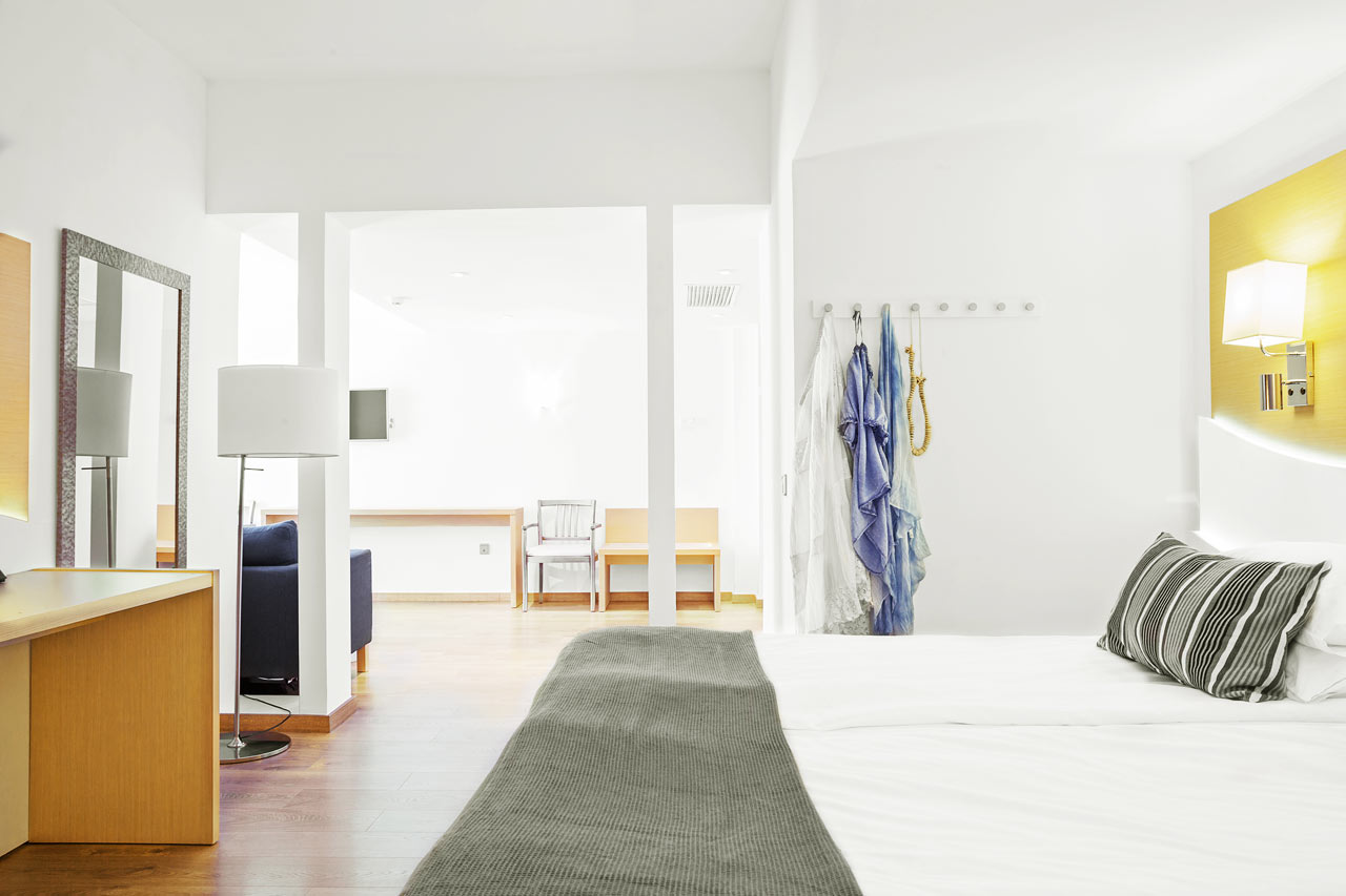 Junior Suite med liten balkong og begrenset havutsikt