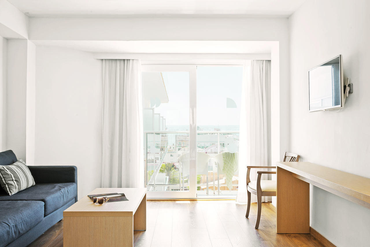 Junior Suite med liten balkong og begrenset havutsikt