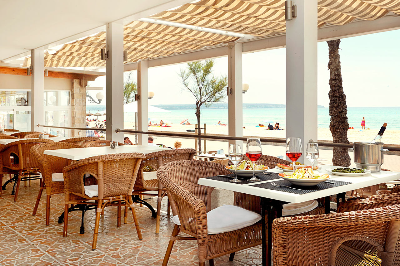 Restauranten ligger rett ved Playa del Palmas populære strandpromenade.