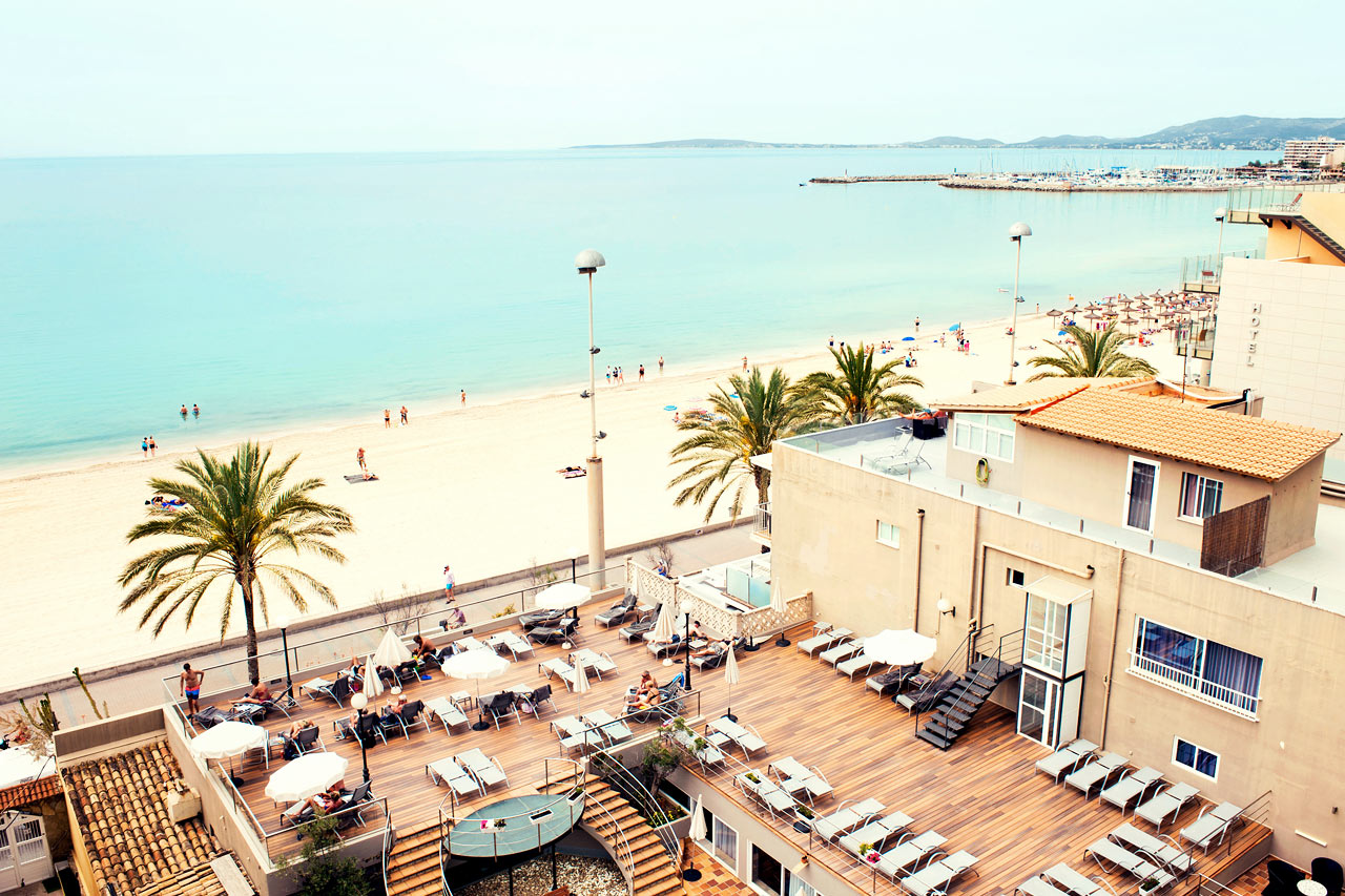 Fra hotellets solterrasse har du herlig utsikt over Palmabukten.