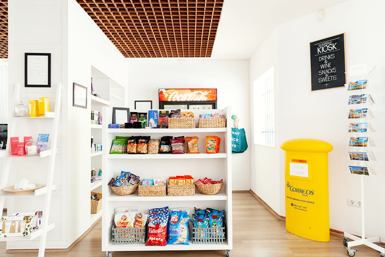 I hotellets kiosk kan du kjøpe snacks, drikke, solkrem og andre nødvendigheter