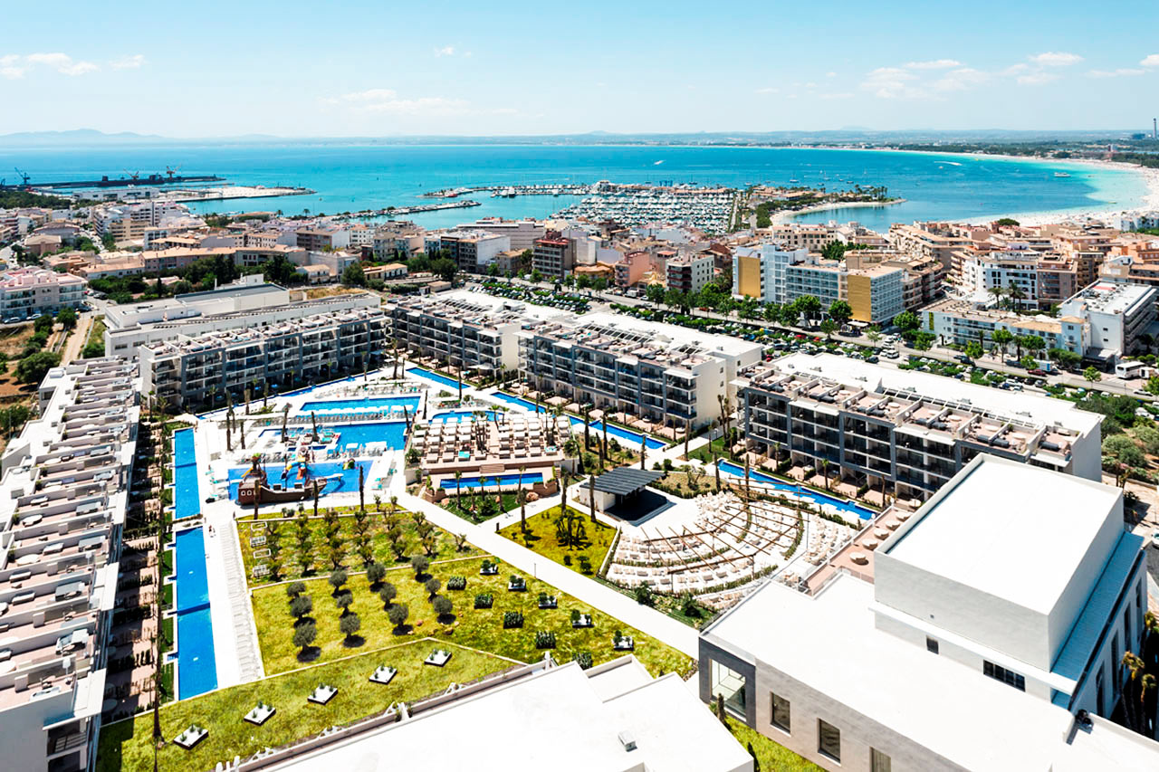 Zafiro Palace Alcudia ligger rett utenfor havnen i Alcudia.