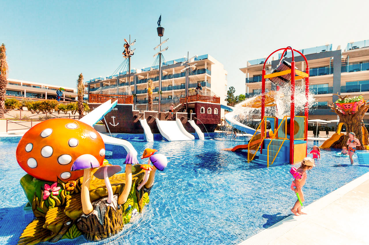 Barnslig moro i barnebassenget på Zafiro Palace Alcudia. Her er det sjørøverskip og vannsklier.