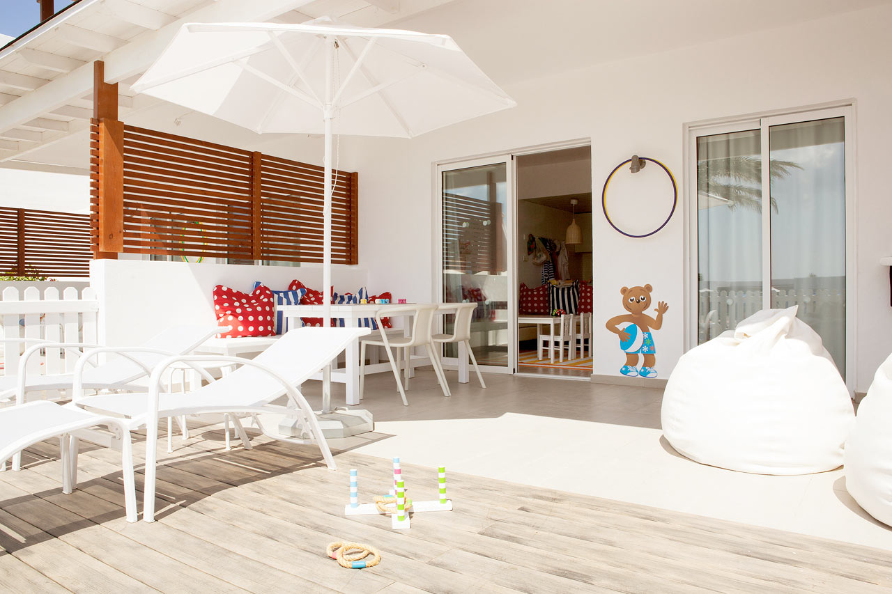 Lollo & Bernie Suite med inngjerdet terrasse mot bassengområdet, Helios