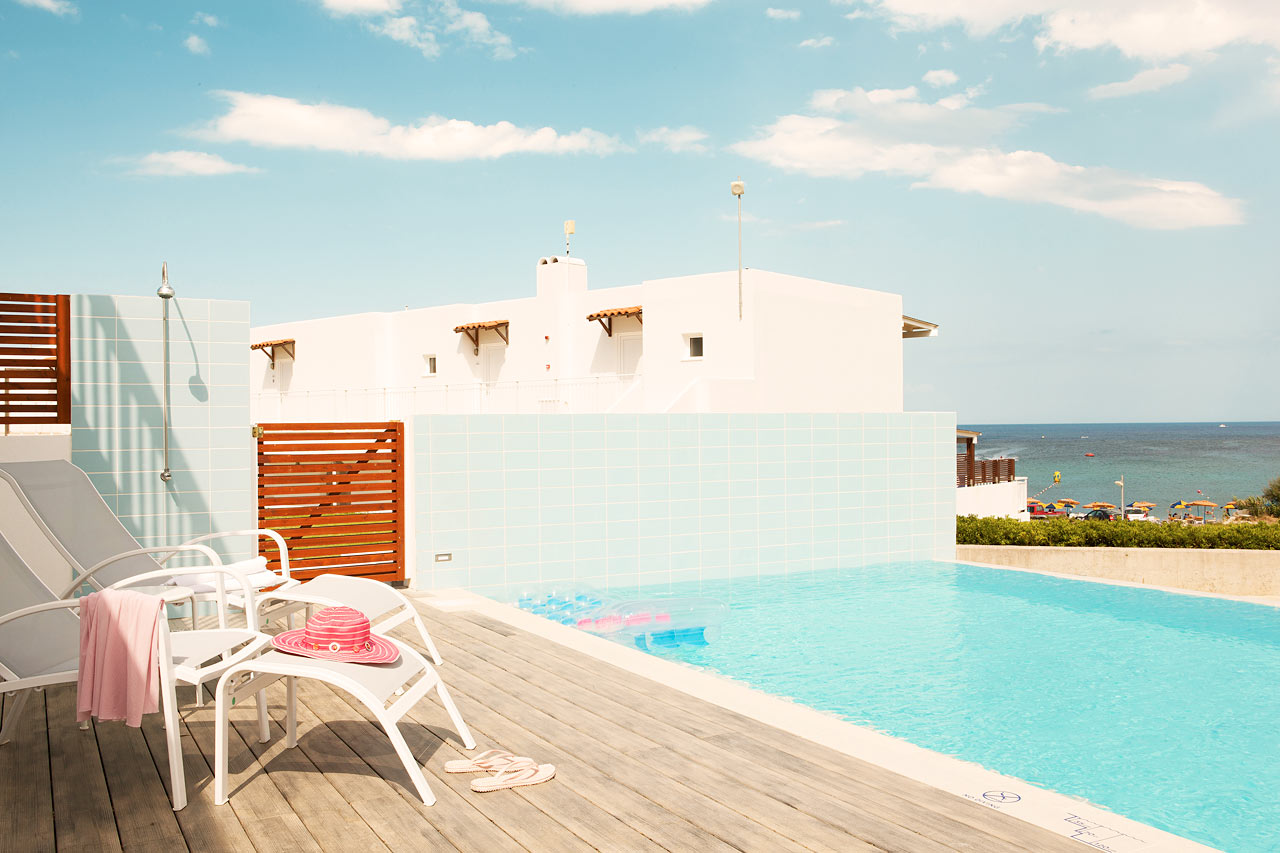 3-roms leilighet Royal Pool Suite med stor terrasse og delt, privat basseng. Bygning Helios. Bassenget deles med 4-6 andre suiter.