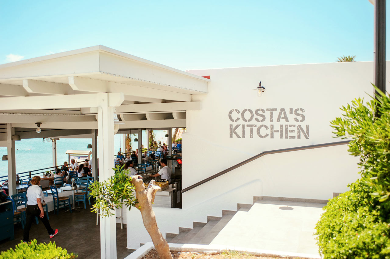 Costas Kitchens serverer både lokale retter og Sunwing-favoritter som pizza og hamburgere