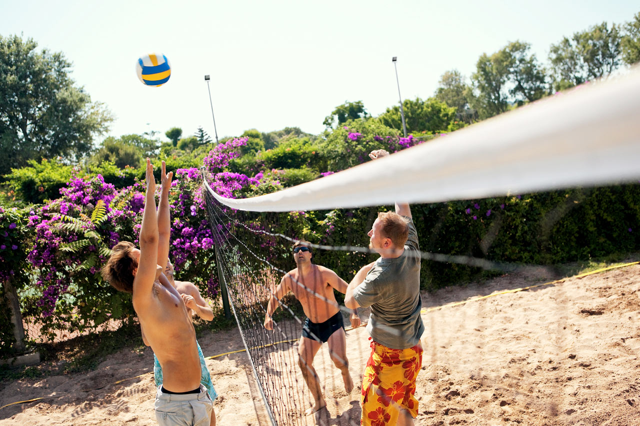 Hold deg i aktivitet med volleyball under oppholdet på Sunwing Kallithea Beach