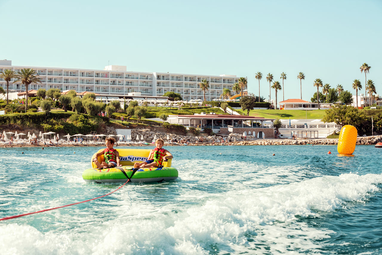 På stranden ved Sunwing Kallithea Beach kan du prøve ulike vannsportaktiviteter