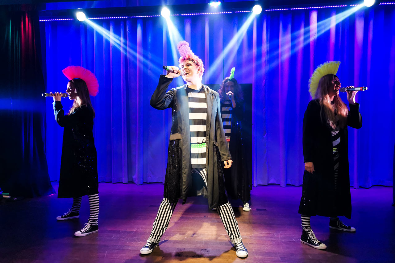 Du kan oppleve et fargesprakende show flere kvelder i uken, fremført av våre dyktige artister
