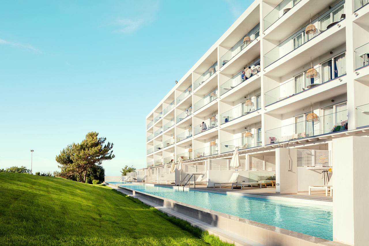 2-romsleilighet Royal Pool Suite, stor terrasse mot omgivelsene, og 3-romsleilighet Family, balkong mot omgivelsene, Athena