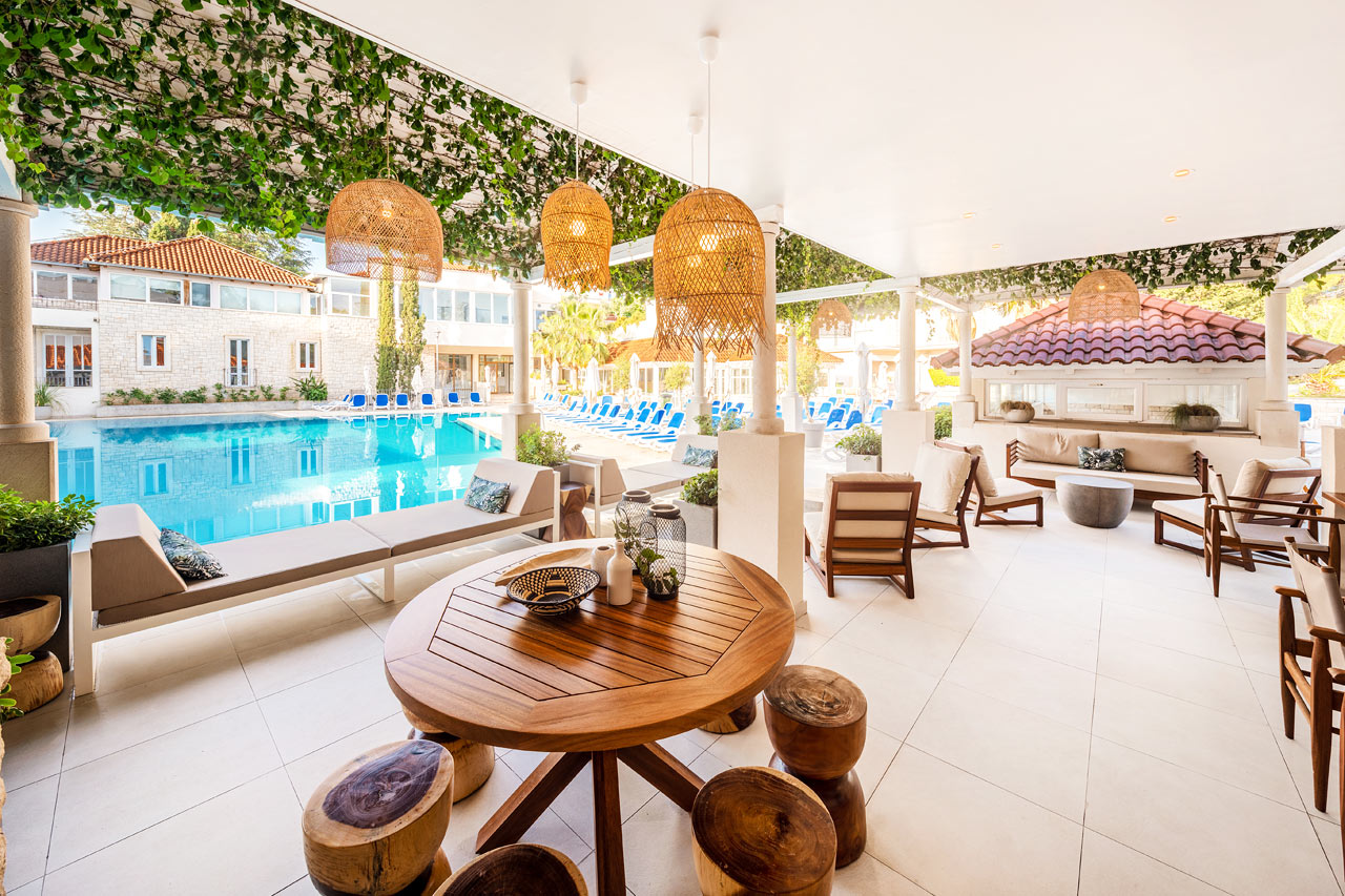 Lounge ved bassenget i Kaktus-bygningen