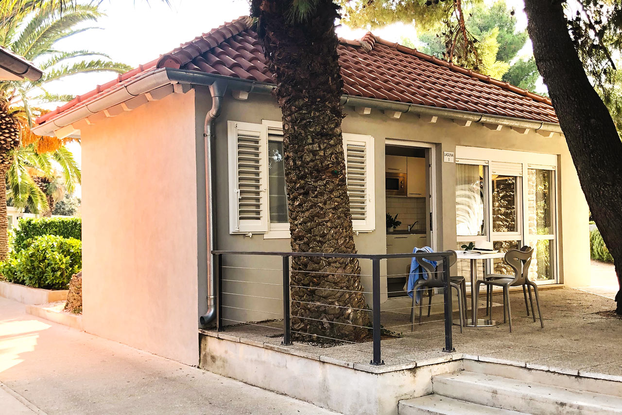 2-romsleilighet med stor terrasse mot bassengområdet i Garden-bygningen