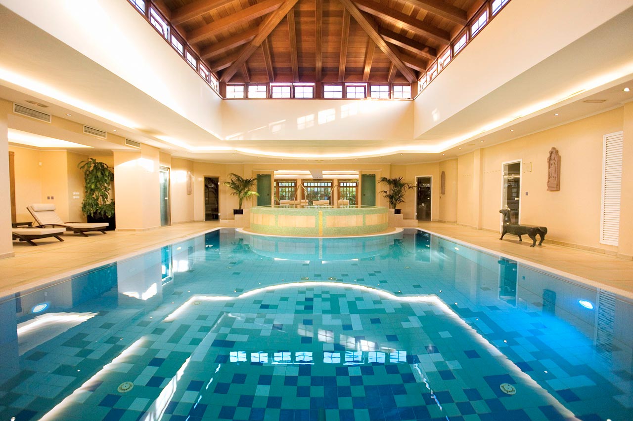 Innendørsbassenget i hotellets spa