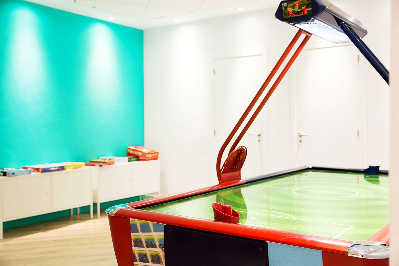 I Teen Lounge er det tilbud om sportsaktiviteter både i og utenfor bassenget, pizzakvelder, flash mobs og kreative aktiviteter