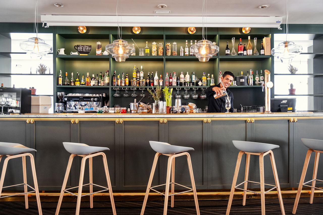 Slå deg ned med en kaffe eller en god cocktail i loungen