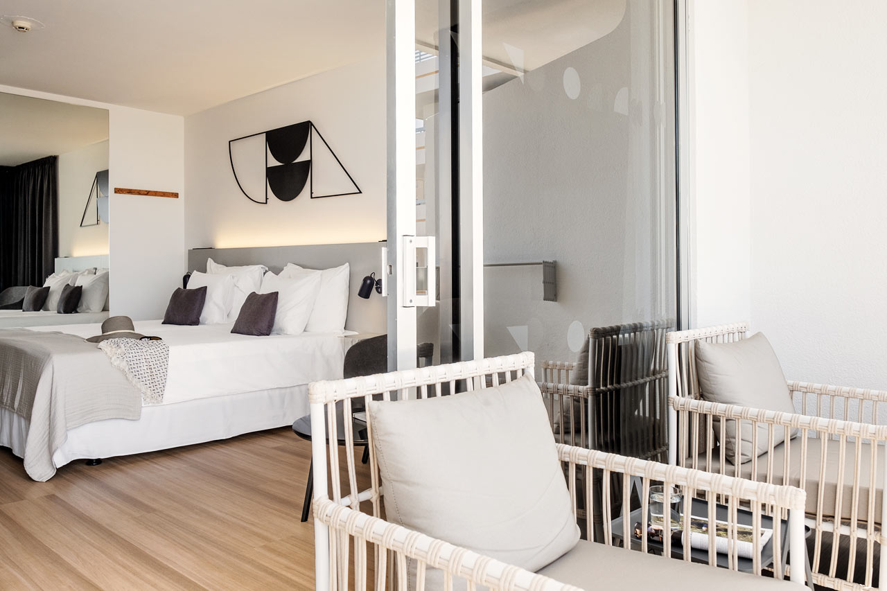 Classic Suite 1 rom med balkong mot bassengområdet