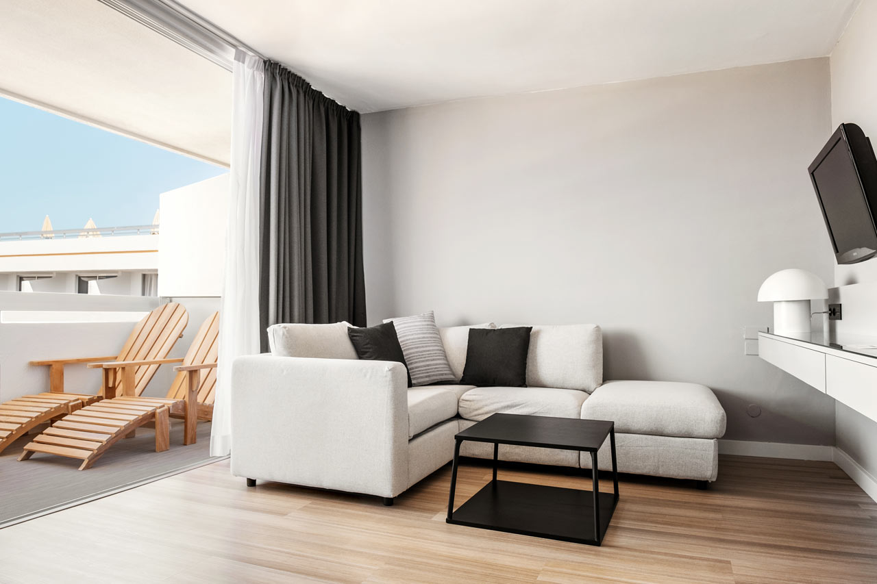 Prime Lounge Suite 2 rom med balkong mot bassengområdet