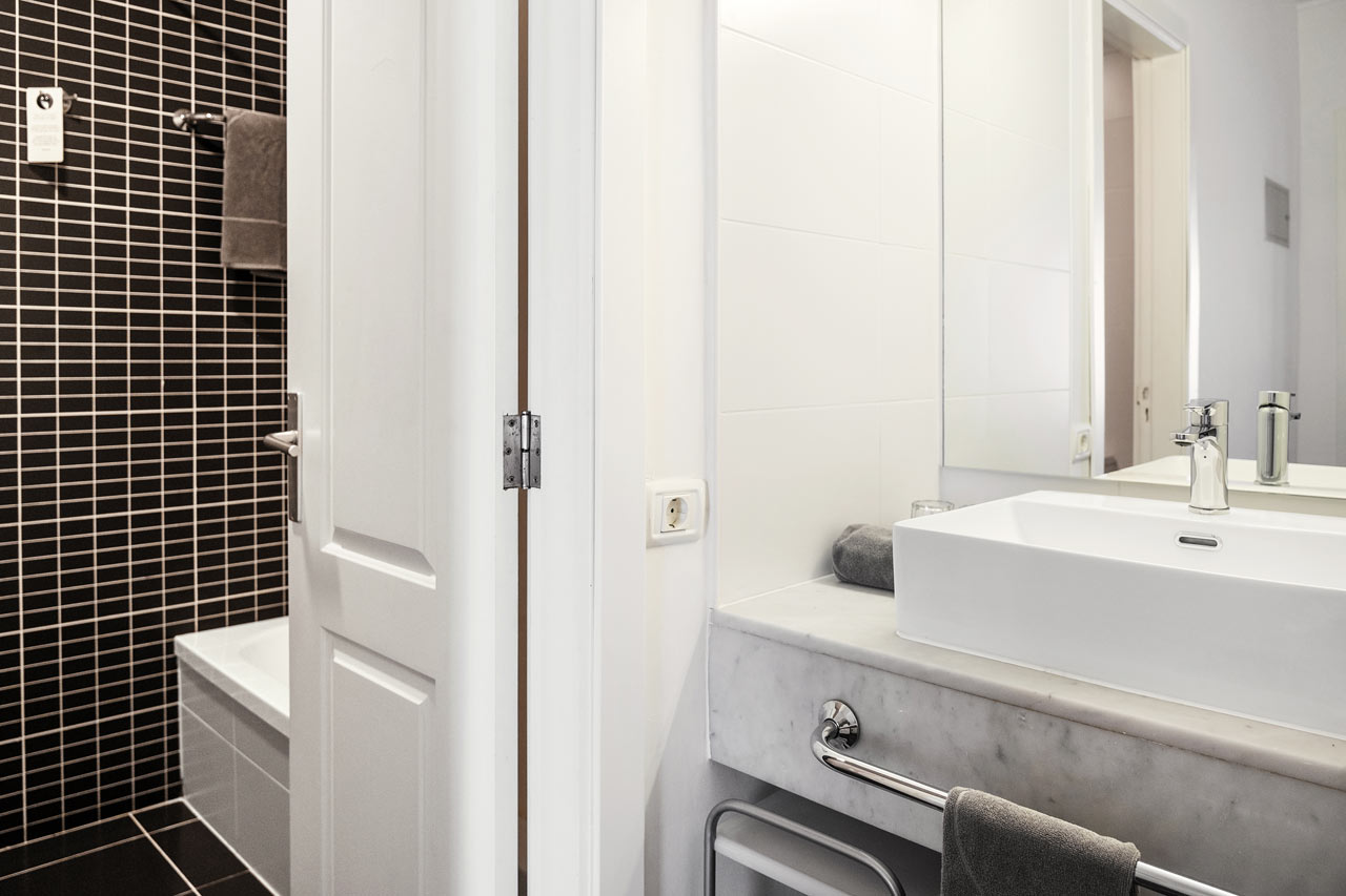 Prime Lounge Suite 2 rom med balkong mot bassengområdet