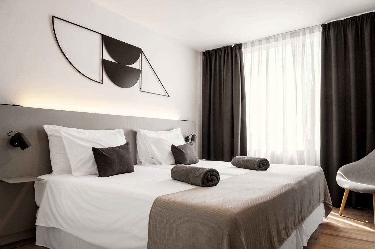 Prime Lounge Suite 2 rom med balkong mot bassengområdet