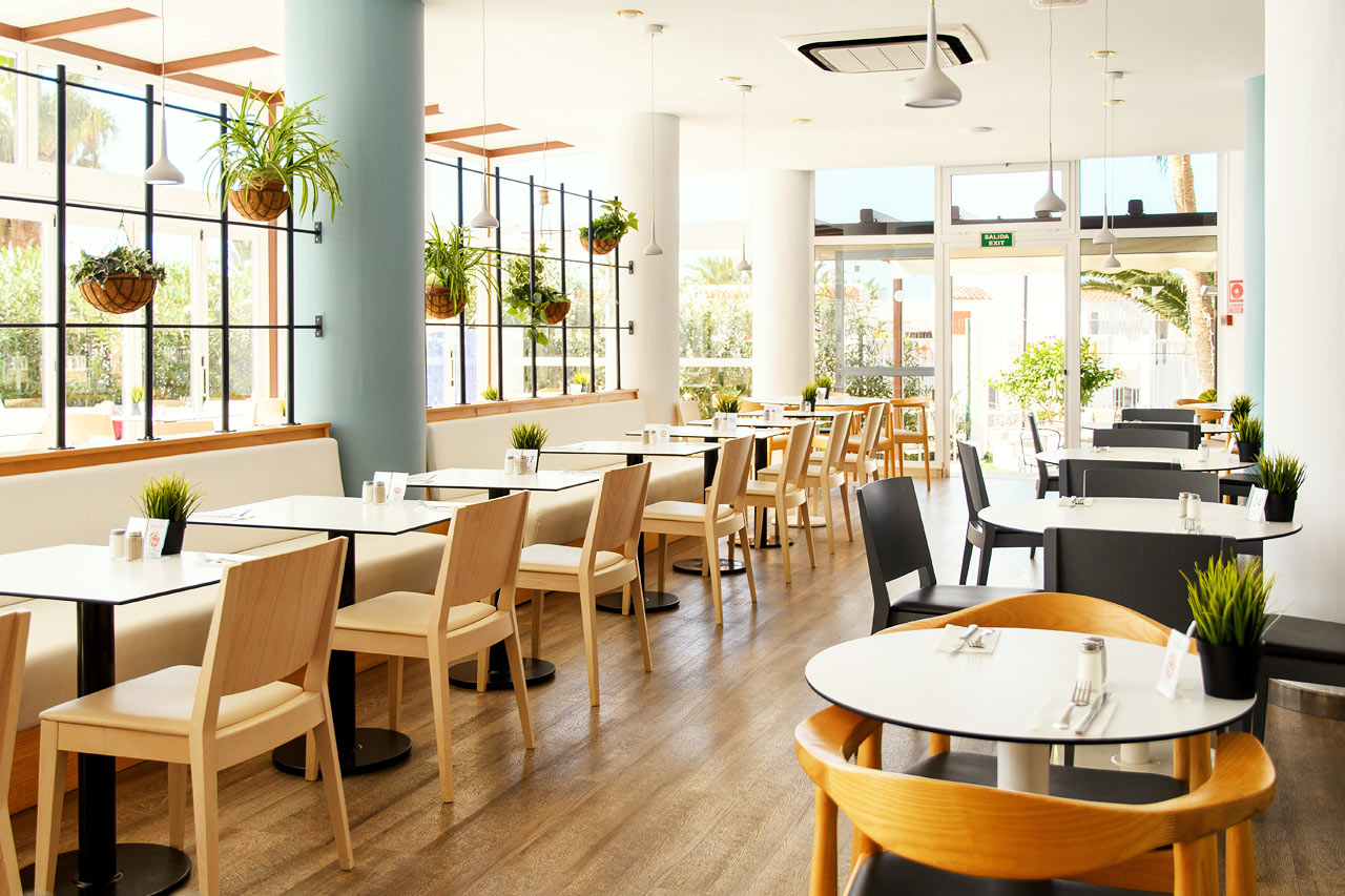 Vår moderne bufférestaurant lar ingen gå sultne