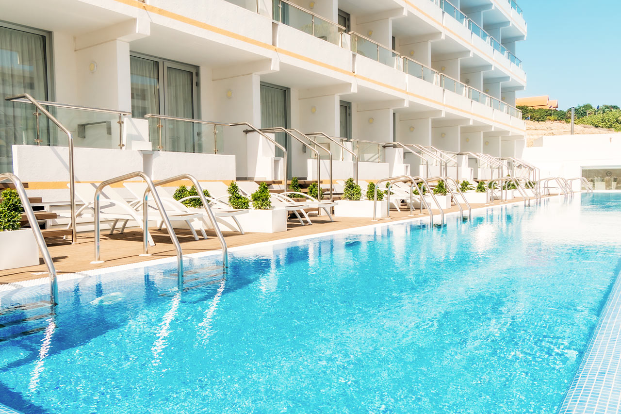 Prime Pool Suite med direkte utgang til delt privat basseng. Trappetrinn ned til bassenget.