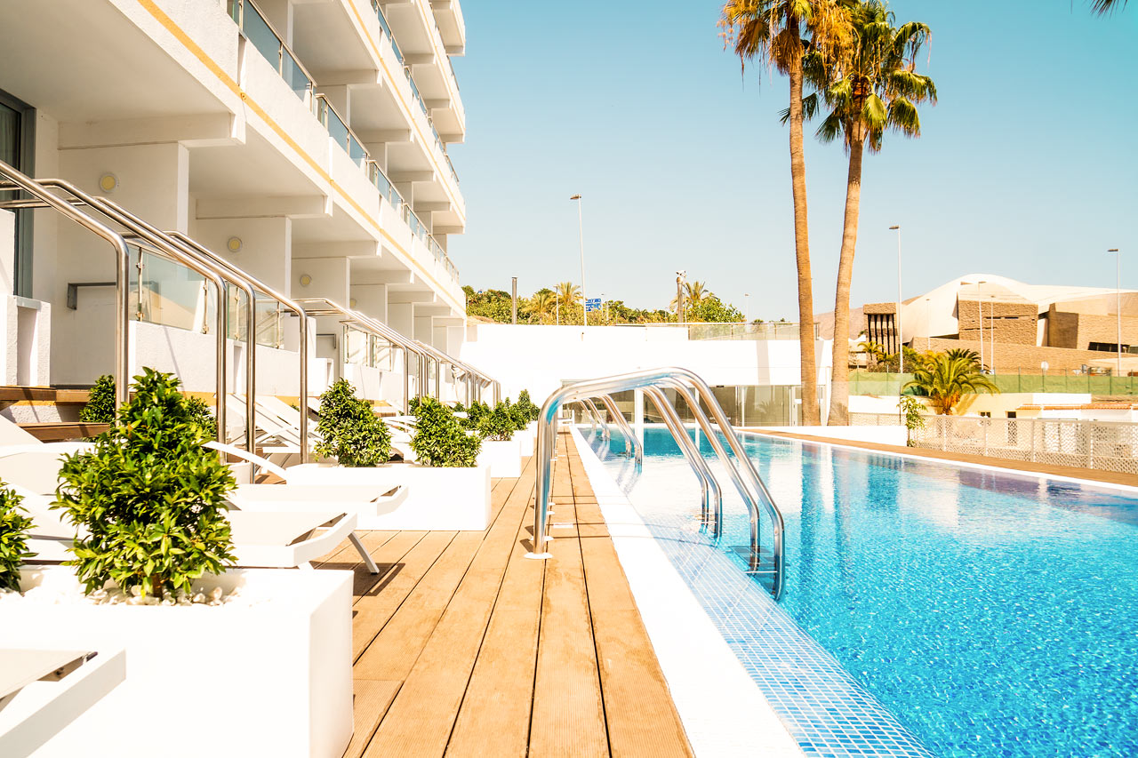 Prime Pool Suite med direkte utgang til delt privat basseng
