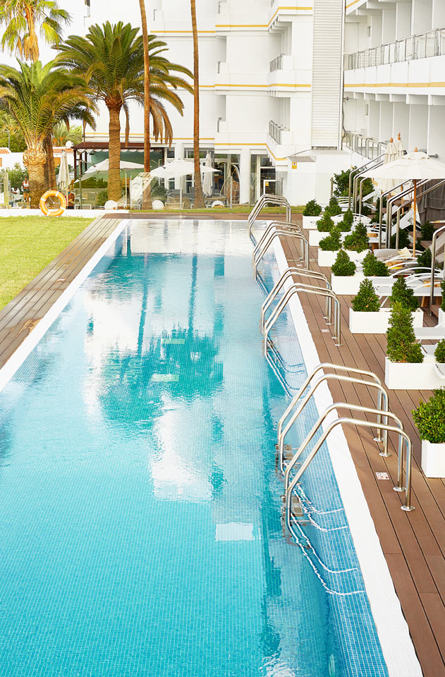 Prime Pool Suite med direkte utgang til delt privat basseng