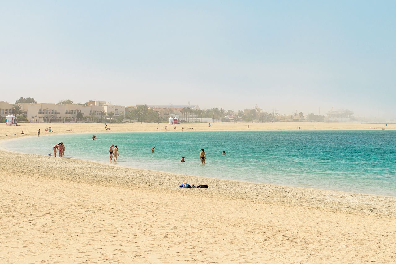 Den offentlig stranden i Jumeirah Beach