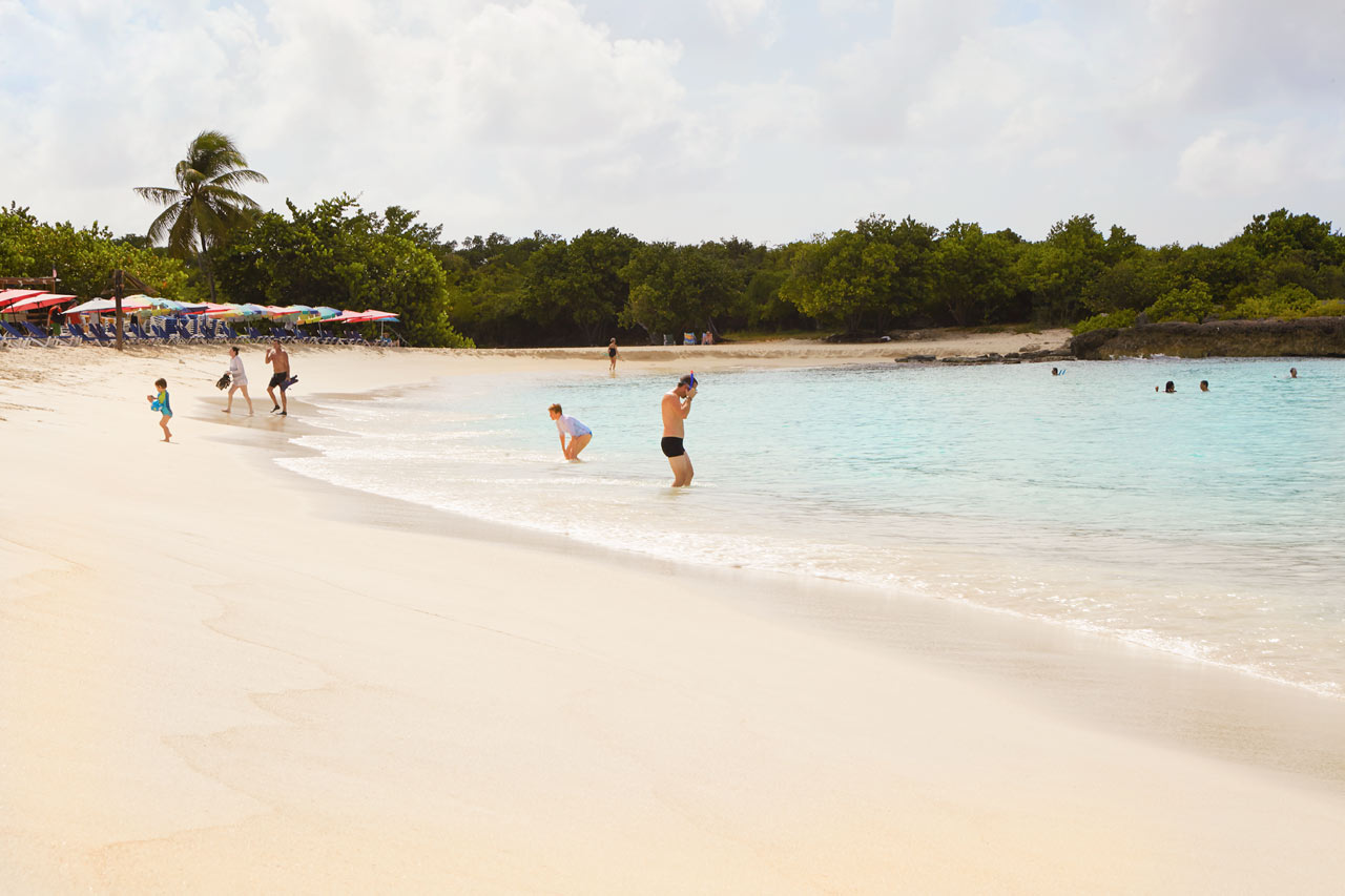 Populære Mullet Beach ligger på den andre siden av Maho Beach