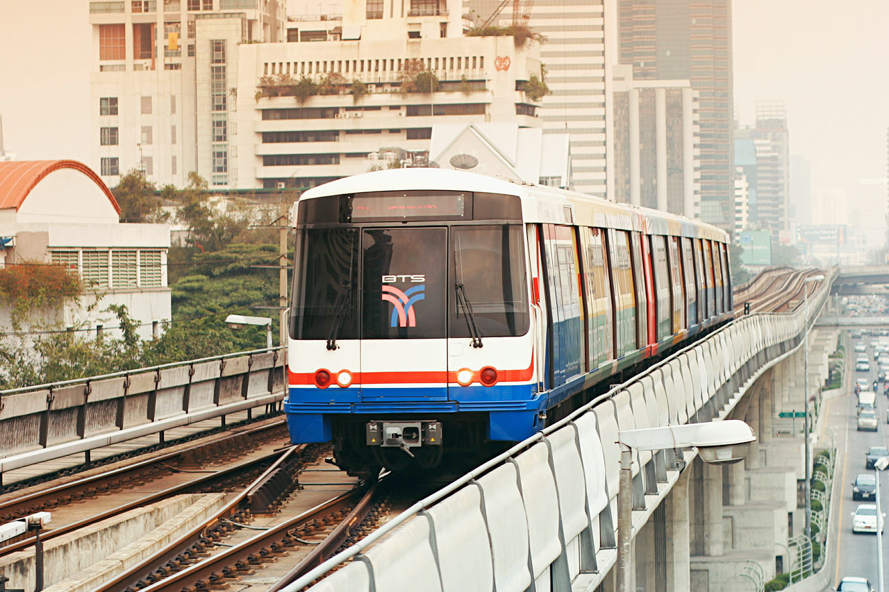 Skytrain går 15 meter over Bangkoks gater og er et enkelt transportmiddel