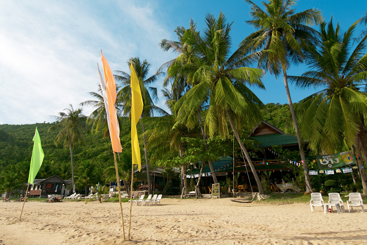 For øyeblikket er solsenger, barer og annen kommersiell virksomhet fjernet fra alle strender i Thailand. Les mer i beskrivelsen av reisemålet.