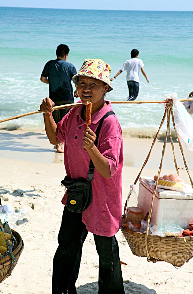 For øyeblikket er solsenger, barer og annen kommersiell virksomhet fjernet fra alle strender i Thailand. Les mer i beskrivelsen av reisemålet.