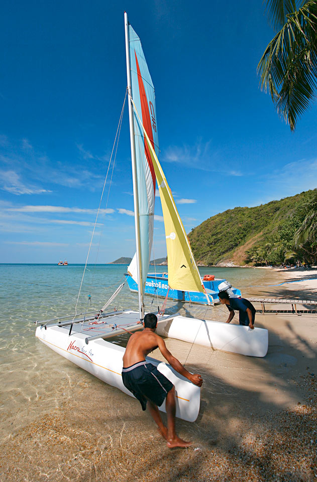 For øyeblikket er solsenger, barer og annen kommersiell virksomhet fjernet fra alle strender i Thailand. Les mer i beskrivelsen av reisemålet.